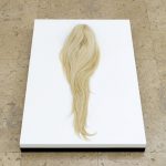 Sans titre (Wiglicious-Khalessi-613)’’, 2019, Semi-natural wigs, laminated painted wood, aluminium frame, 10 x 90 x 60 cm